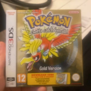 Pokémon Gold Version för Nintendo 3DS ultra moon 3DS och Pokémon X  - Pokémon Gold Version för Nintendo 3DS är en digital nedladdningskod. Återvänd till Johto-regionen och upplev ett legendariskt Pokémon-äventyr. Spelet innehåller klassiska Pokémon och nya funktioner som bärarobjekt och dag- och nattcykler. Pokémon X och ultra moon medföljer