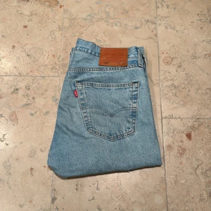 Levi’s lot 501 jeans - Ljusblåa Levi’s jeans i befintligt skick, storlek W32 L32. Säljes pga att de inte används längre.