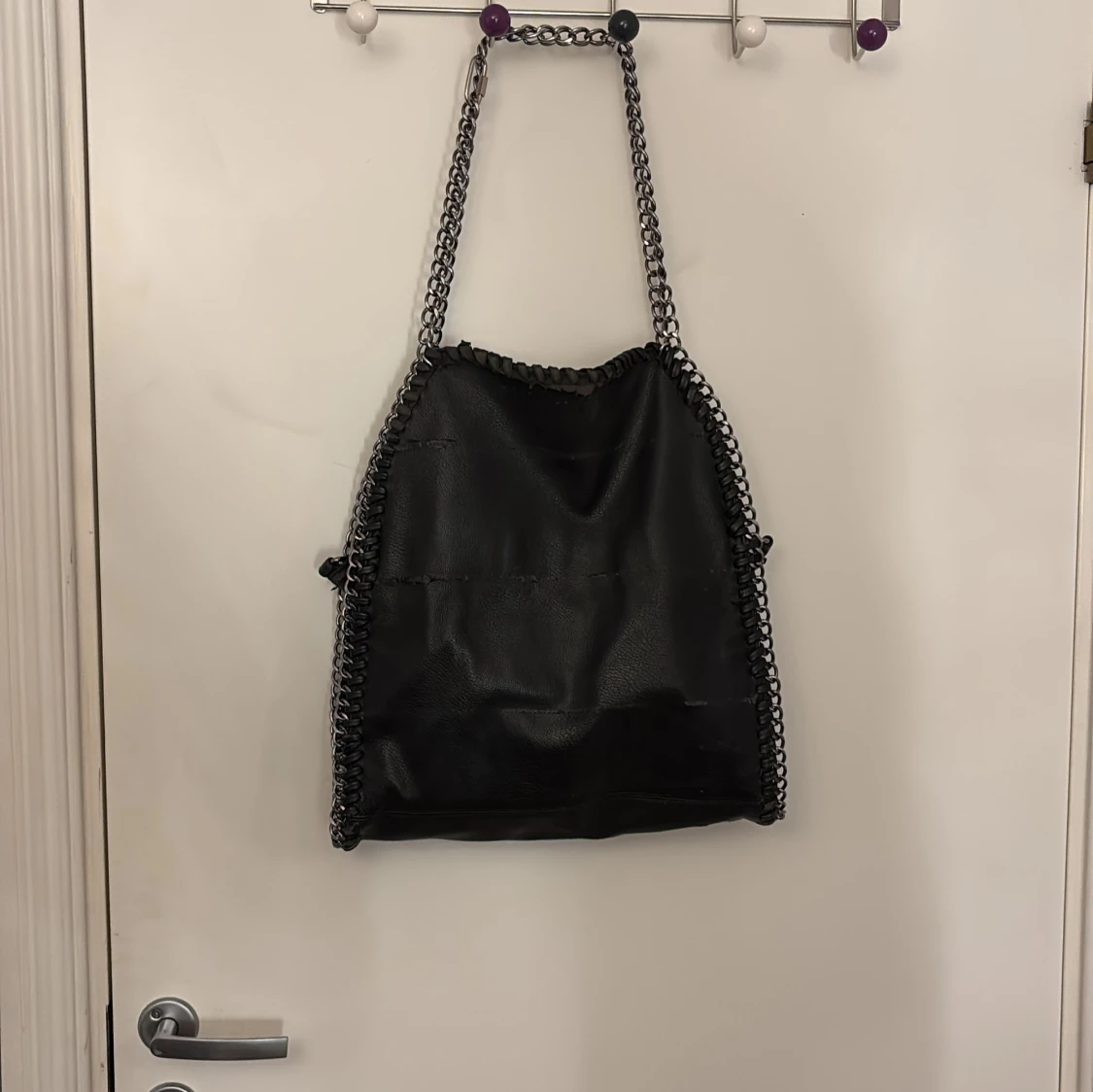 Svart axelväska med kedjedetaljer