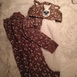 En jätte gullig och gosig hjort dräckt  - Denna dräckt är otroligt skön och gosig jag skulle verkligen rekommendera denna nu under vintern🌟❄️skriv för bilder eller frågor🫶🏻💕köpte för 200kr men säljer för endast 100kr jag är 168cm och har storlek xs i vanliga fall men denna dräkt sitter perfekt på mig💕