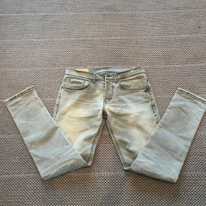 Dondup jeans herr - Säljer ett par gråa Dondup jeans med modellen George. De är i perfekt skick och är perfekta nu till vintern/våren. Hör av dig vid ev funderingar.