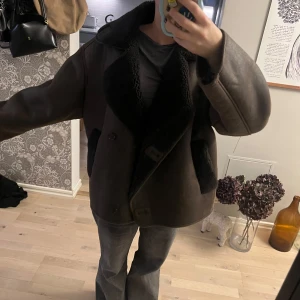 Brun kappa - Såå najs brun kappa med lite lurv detaljer! Varm och supersnygg! Jag är 169cm lång som referens!❤️
