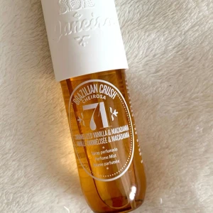  Sol de Janeiro Cheirosa 71 (inte använd) 🥥 - En doftspray från Sol de Janeiro med en söt och krämig doft av karamelliserad vanilj och macadamia. Flaskan är brun med en vit kork och har en elegant design. Perfekt för dig som älskar varma och inbjudande dofter.