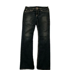 True religon jeans (kolla alla Bilder) - Snygga true religon Jeans i Billy super t passform. Om du har några frågar är det bara att skriva till mig! Är lagade på låret vet ej om det är en del av designen