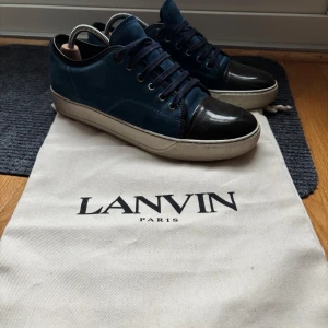 Lanvin skor uk6 - Hej säljer nu mina lanvins i bra skick. Nypris på dessa ligger på 5300. Uk6. Ställ gärna frågor vid funderingar! De kommer med en praktisk dustbag för förvaring.