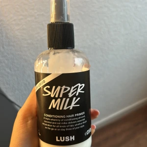 Super Milk Conditioning Hair Primer från Lush - Super Milk är en vårdande hårprimer från Lush med en blandning av mandel-, kokos- och havremjölk. Köpt förra året men knappt använd🥰