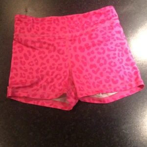 Rosa leopardmönstrade sportshorts från H&M - Säljer ett par rosa sportshorts från H&M med leopardmönster. Perfekta för träning eller en aktiv dag. De är tillverkade i ett stretchigt material för bästa komfort.