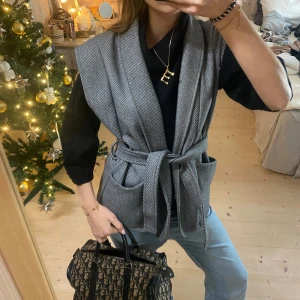 väst med knytband - SUPER snygg!!