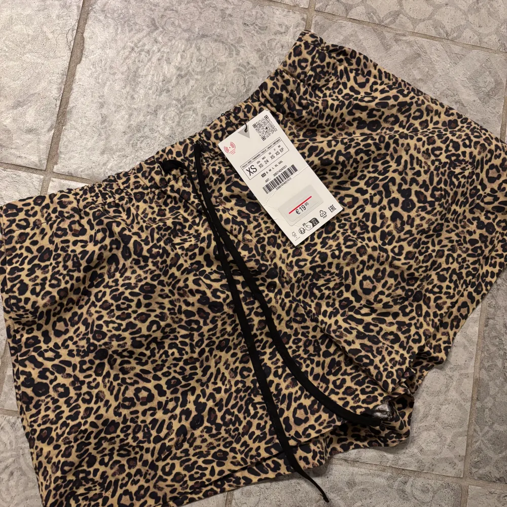 Leopard mönstrade shorts! Helt nya prislappen kvar. Köpta för ca 230kr. Passar s. . Shortsit.