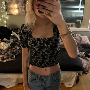 Sommartopp  - Svart sommartopp med puffärm