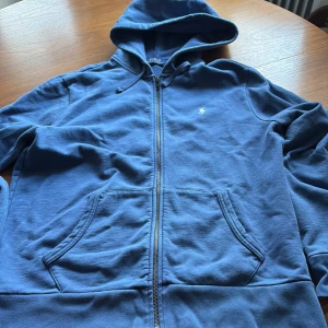 Blå Ralph lauren zip - Säljer denna assnygga zipen från Ralph lauren. Tröjan är i storlek M men passar även L. Använd någon enstaka gång, så nästan nyskick. Köpt för 2200 på best of brands, mitt pris 1000, men det går att diskuteras vid snabb affär!