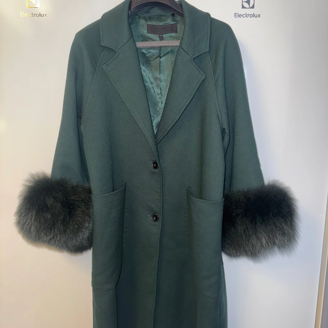 Grön kappa med pälsdetaljer - 91