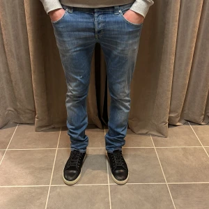 Dondup Jeans - Ett par riktigt snygga Dondisar i storlek 35 men sitter som en 33 | Modellen på bilden är 184 cm lång | Modell Lucky |