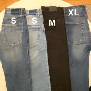 Jeanse för alla till alla!!! Flera storlekar! - Säljer flera par jeans i olika storlekar och färger. Finns i storlekarna S, M, XL och 33''30. Färgerna inkluderar ljusblå, svart och grå. Perfekta för en casual look. Finns ett par fina Levis byxor om man är intresserad! 1 par för 80, 2 för 150, 3 för 210kr och alla för 850kr! 