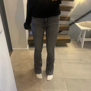 Grå bootcut jeans  - Super fina grå bootcut jeans från Only💗