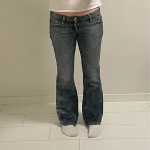 Blå bootcut jeans  - Midjemåttet 39  Innerbenslängd 79  Ytterbenslängd 98  Jag är 168💗