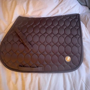 Schabrak storlek cob🫶🏻 - Brunt schabrak från jh collection i storlek cob. Det har en guldig logga i hörnet och bra skick! Dock lite smutsig på insidan.💗