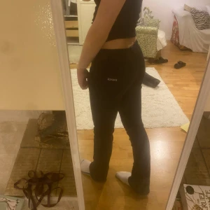 Svarta vintage jeans  - Snygga svarta byxor från PPQ LONDON med låg midja och bootcut-stil/straight leg. Perfekta för en avslappnad look. Byxorna har en enkel design utan mönster och är tillverkade i ett bekvämt material. Byxorna är vintage. Storleken i midjan är 28 men sitter tajt på mig som vanligtvis bär 26