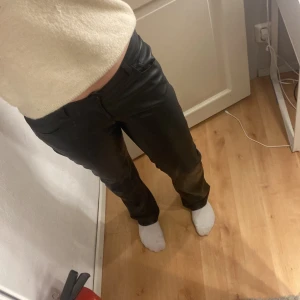 Svarta byxor från BikBok - Snygga svarta skinn byxor från BikBok i storlek 38. 