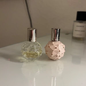 Ariana grande parfym  - Säljer två mini parfym från Ariana grande. På bild två kan man se hur använda de är💗