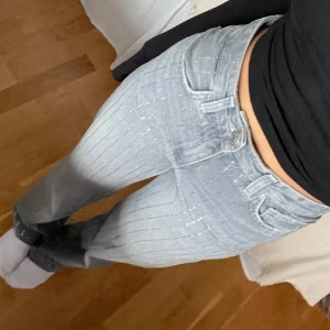 Grå glittriga jeans - Snygga grå nyårs jeans med glittriga ränder. Högmidjade med en straight passform. Perfekta för nyår!