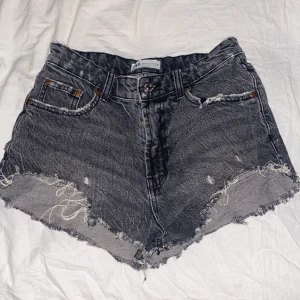 Svarta jeansshorts  - Snygga svarta jeansshorts med fransiga kanter och slitna detaljer. Jättesnygga bara lite stora för mig💞