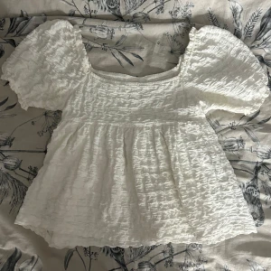 Gina tricot blus - Säljer den här gulliga blusen från Gina tricot young! ❤️