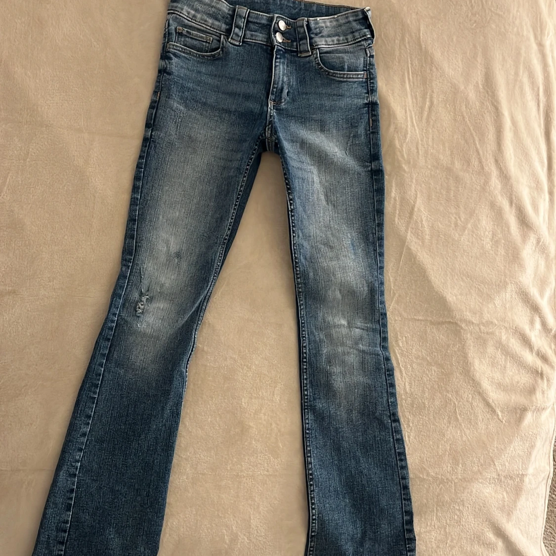 Blå bootcut jeans från H&M