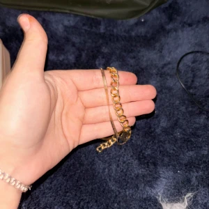 Guldarmband med kedjedesign - Snyggt guldarmband med klassisk kedjedesign. Perfekt för att ge en elegant touch till din outfit. Armbandet har en enkel och stilren look som passar till många olika stilar.