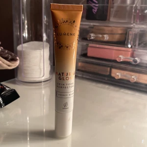 Lumene Natural Glow Skin Tone Perfector - Lumene Natural Glow Skin Tone Perfector i nyansen Honey Glow. Denna veganska produkt ger en naturlig lyster och jämnar ut hudtonen. Förpackningen är en praktisk tub på 20 ml.