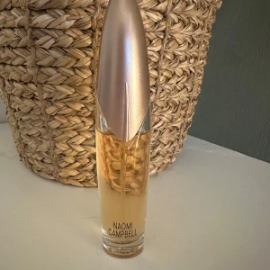 Naomi Campbell parfym  -  Doftprofilen finns med på andra bilden. 