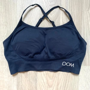 Sport-bh från Drop of Mindfulness - Snygg och bekväm sport-bh från Drop of Mindfulness med justerbara axelband och vadderade kupor. Aldrig använd. 