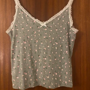 Blommigt linne🌷 - Blommigt sommarlinne med spets🌷 lappen sitter inte kvar men den är från hm divided