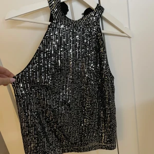 Glittrig topp - Vila - Bara använd två gånger, är i jätte bra skick, extra knapp finns med. Skriv om ni har fler frågor🤍