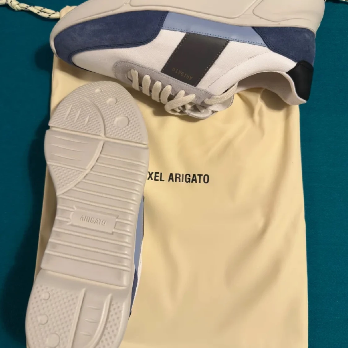 Sneakers från Axel Arigato - 90