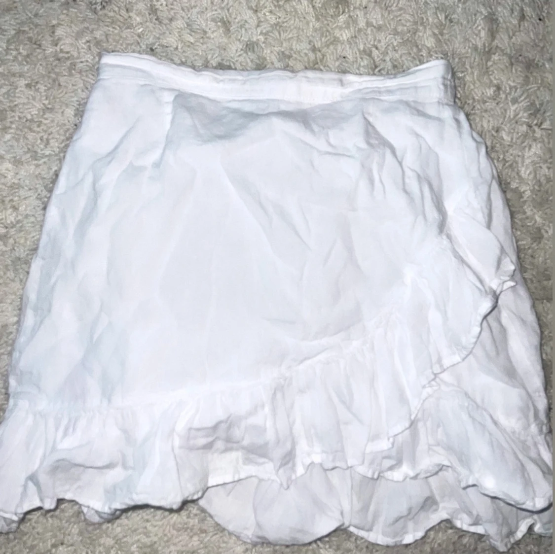 Vit omlottkjol med volang