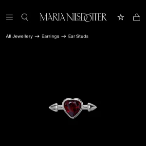 Hjärta örhänge från Maria Nilsdotter - Super fint örhänge från Maria Nilsdotter som knappt är använd. Svårt att få med detaljerna på bild men enligt mig ett super coolt örhänge! Nypris 2 195 för ett örhänge. 
