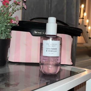 Body Oil Victoria’s Secret - 🪻- Conditioning Body Oil - Lavender & Vanilla. 🪻Använd, lite, se bild 2. 
