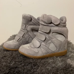 Isabel marant liknande skor  - Gråa superfina Isabel marant liknande skor | storlek 37 men passar 38 också | priset är 899 kronor men disskuterbart! | hör gärna av er vid frågor eller funderingar! 