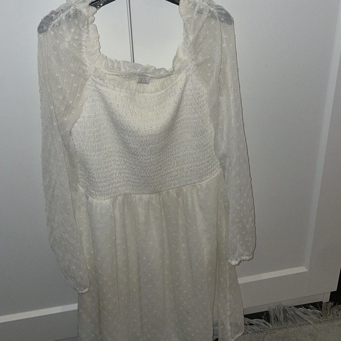 Vit klänning med spetsdetaljer