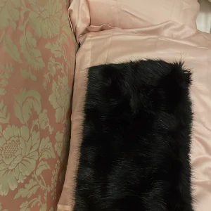 Svart pälsväst från Wera - Snygg svart päls från Wera, perfekt för att hålla dig varm och snygg. Pälsen har en lyxig känsla med mjuk päls och en elegant design.