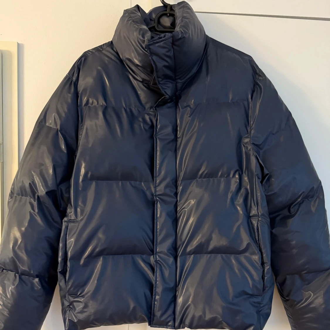 Marin blå pufferjacka från Rains - 93