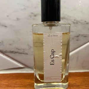 Centrale Perfumeria Formentera Es Cap 60ml - Nischparfym som är lite använd, se bild. Köpt på By binett, nypris 1290kr. Utan kartong, endast tygpåse. Parfymen Es Cap innehåller 60 ml: Toppnot: Salvia, rosmarin Mittnot: Lavendel, rökelse Basnot: Mysk, gajac, patchouli