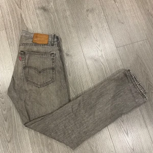 Grå jeansbyxor från Levi's - Storlek W30 L34, Hör av dig om du vill ha fler bilder!