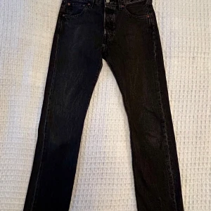 Svarta jeans från Levi's - Säljer ett par klassiska svarta Levi's 501 jeans. De har en rak passform och är tillverkade i slitstarkt denim. Perfekta för en stilren look. 🖤
