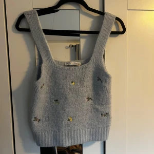  Topp Zara - Ett sånt sött ljusblått stickat linne med fina detaljer ifårn Zara💕bara att skriva för mer bilder💕