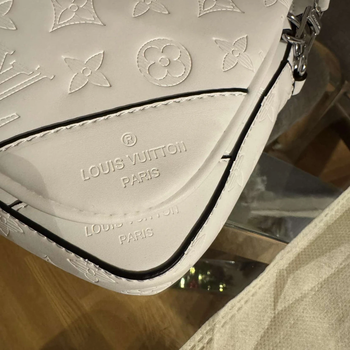 Vit axelremsväska från märket L - 90