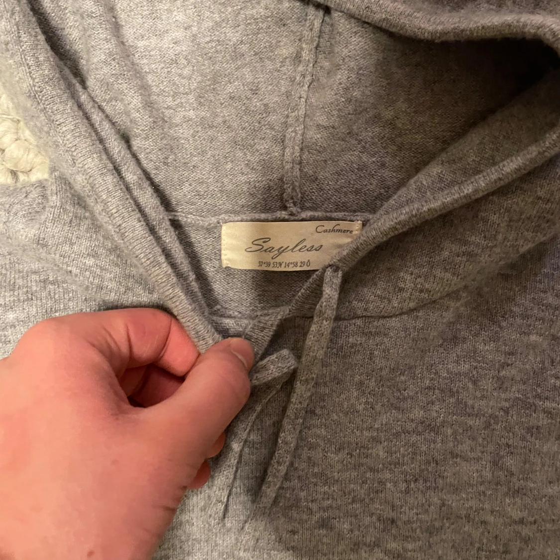 Grå hoodie från Sayless - 90