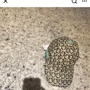Ferragamo keps - Säljer denna äkta keps, tidigare köpt på Facebook marketplace för 3000, har haft den hemma sedan i sommar och använder ej så mycket och vill därav sälja den, skick 10/10.