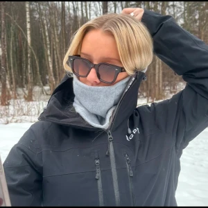 Ljusgrå buff - Säljer en supermjuk och bekväm halsduk som finns i flera färger: ljusblå, grå, turkos, svart och ljusrosa. Perfekt för att hålla dig varm under kyliga dagar. Den är enkel att matcha med olika outfits och ger en stilren look. De är handsydda och perfekta inför skidsäsongen💕